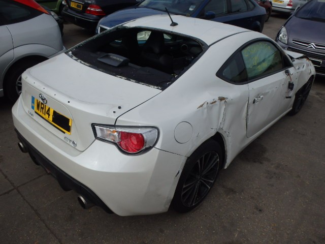 TOYOTA GT86 D-4S AUTOMATIC WHITE COUPE 2014 BREAKING SPARES PARTS