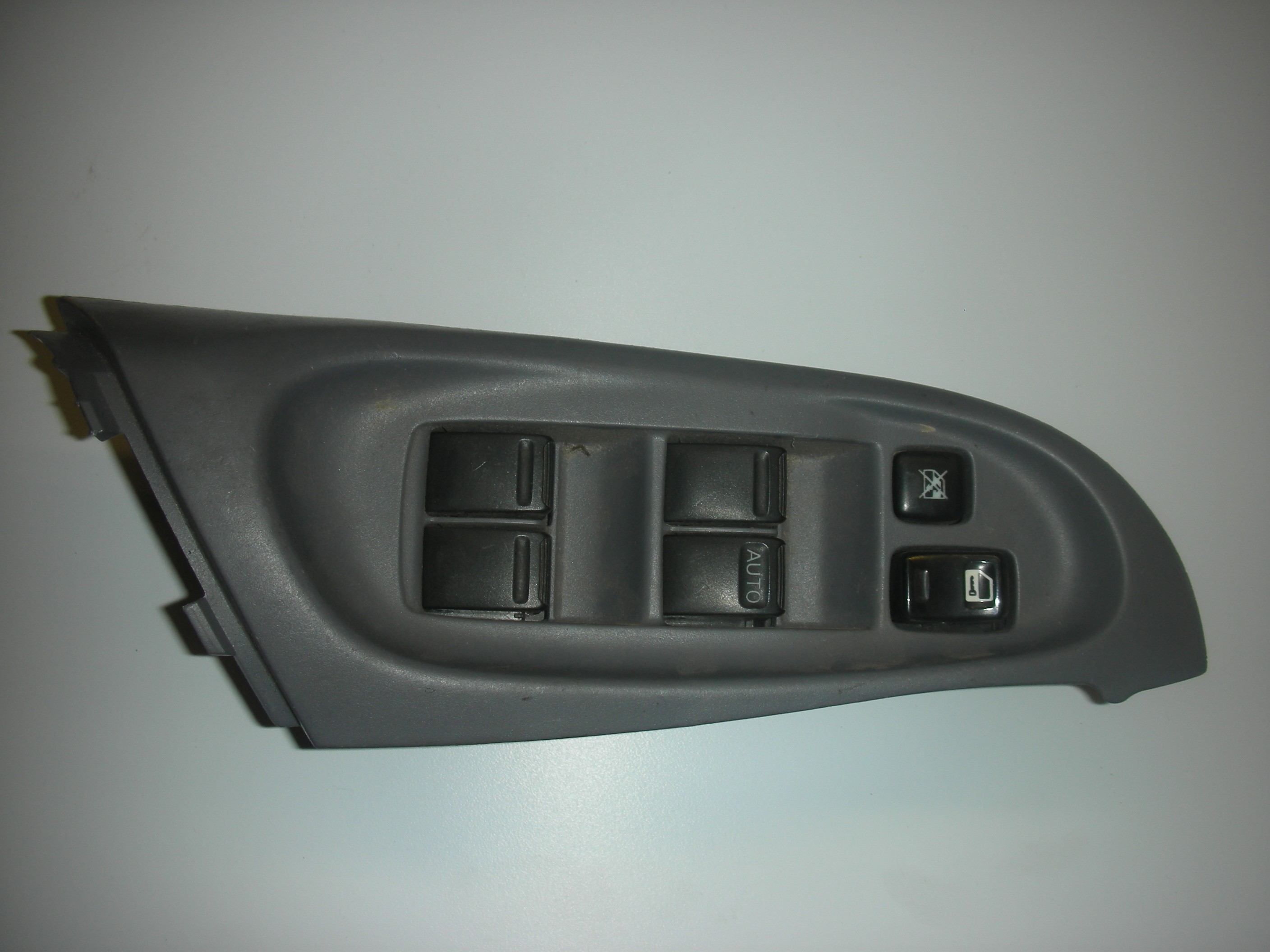 NISSAN ALMERA DRIVER SIDE FRONT WINDOW SWITCHES 2004-2006