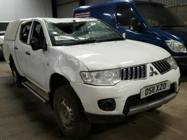 MITSUBISHI L200 4 LIFE  DID PICKUP 2500 CC WHITE DIESEL 5 SPEED MANUAL 2011