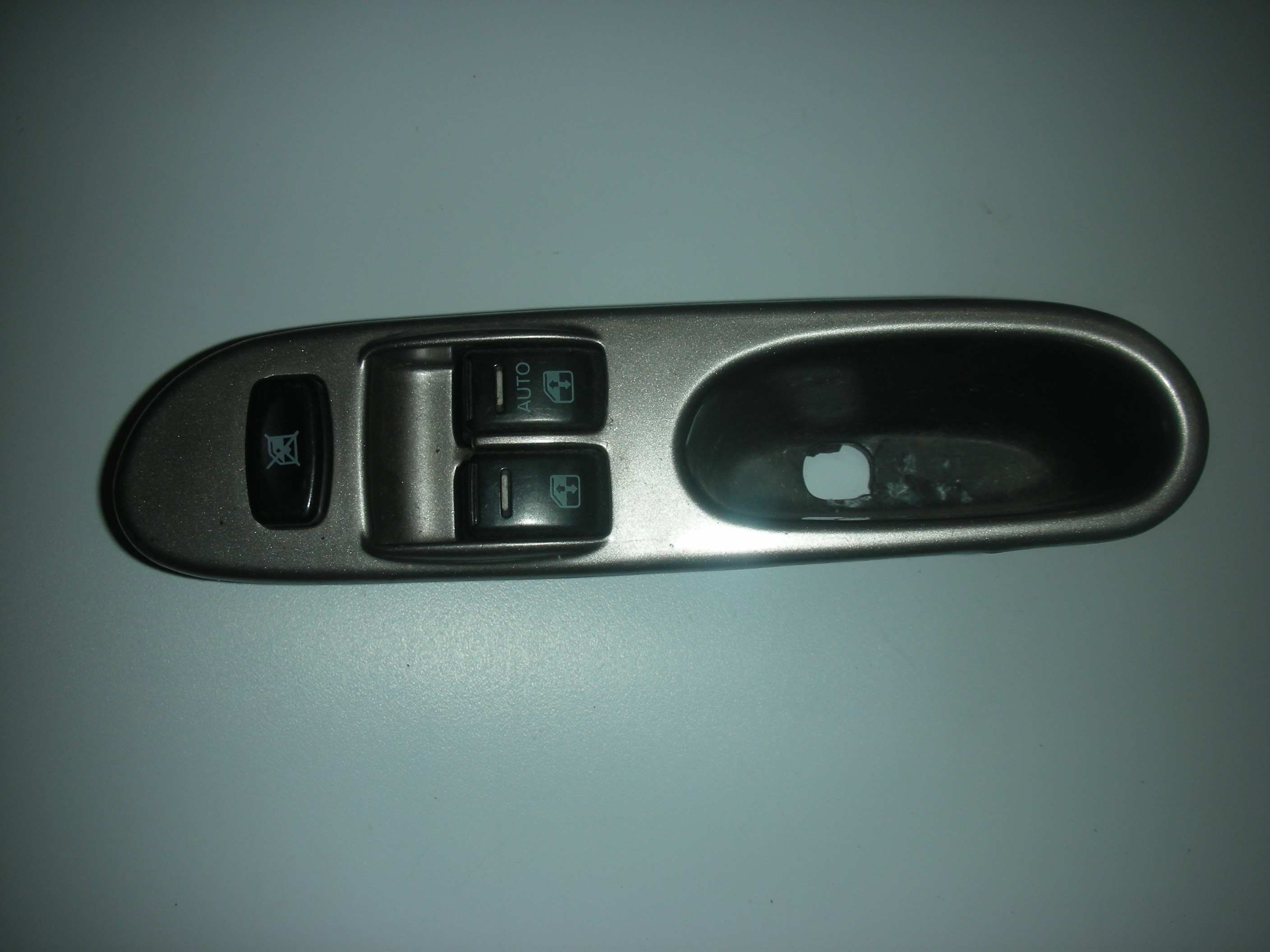 KIA SEDONA DRIVER SIDE FRONT WINDOW SWITCHES 2001-2004.