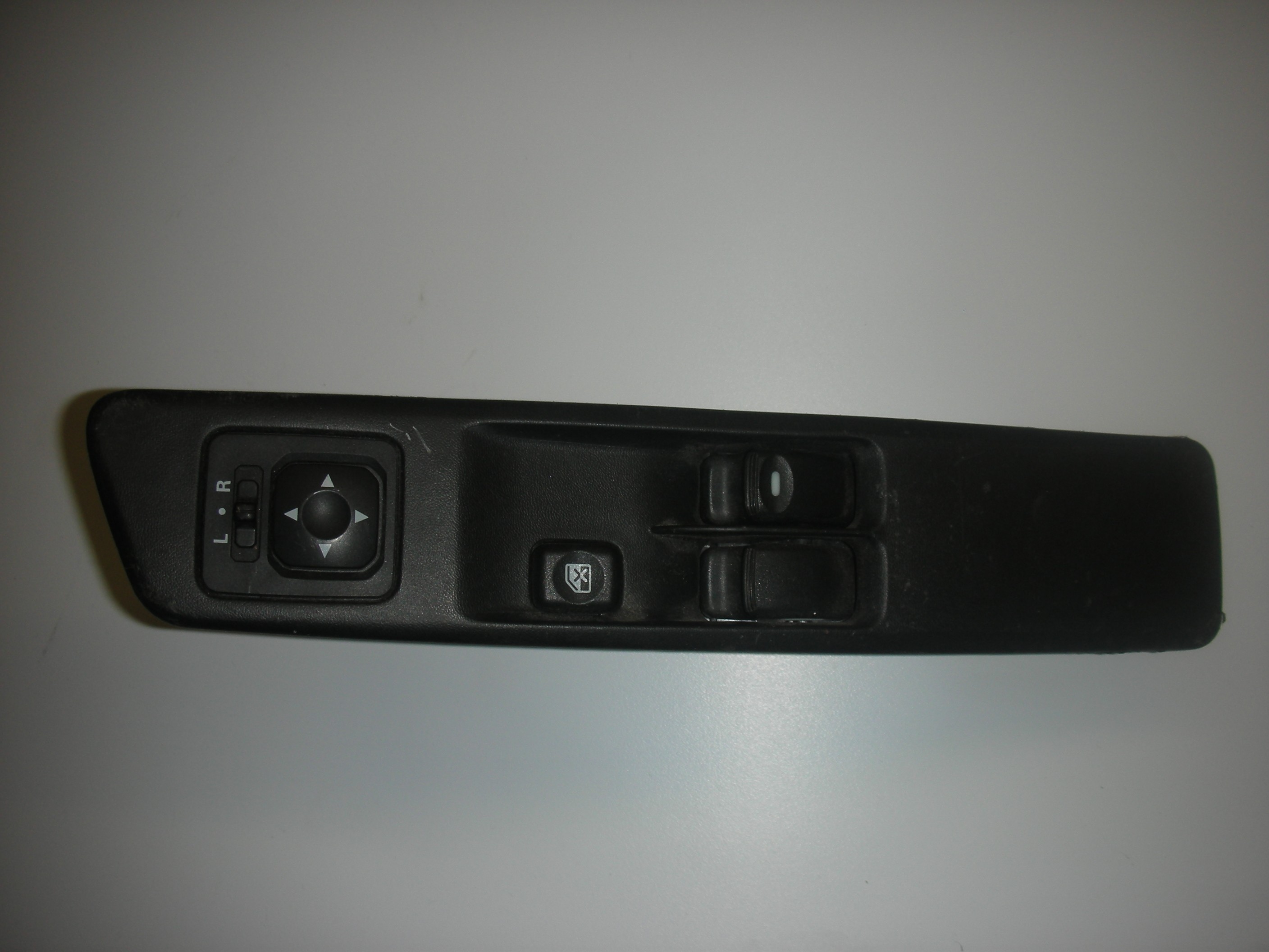 MITSUBISHI SHOGUN DRIVER SIDE FRONT WINDOW SWITCHES 1999-2005
